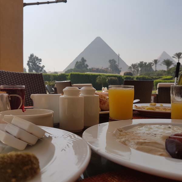 Petit-déjeuner-au-pied-des-pyramides